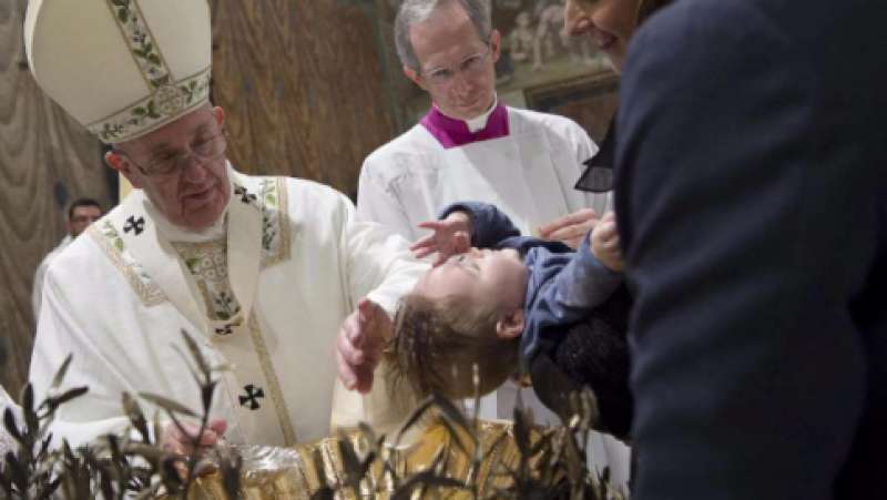papa francesco battezza 1