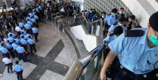 polizia nella sede di apple daily a hong kong
