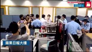 polizia nella sede di apple daily a hong kong 2