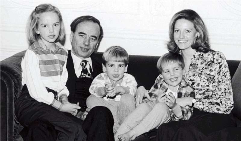 Rupert Murdoch nel 1977 con la seconda moglie Anna e i figli Elisabeth, Lachlan e James