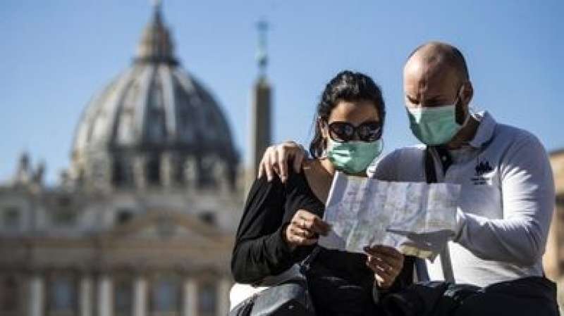 turisti a roma con la mascherina