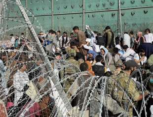 afghani in fuga all aeroporto di kabul 2