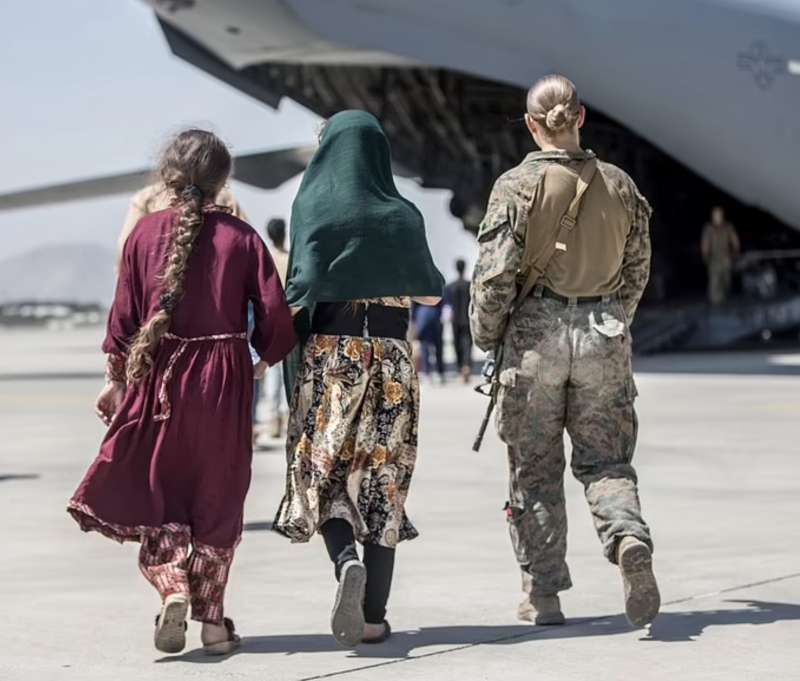 afghani in fuga dall aeroporto di kabul 1