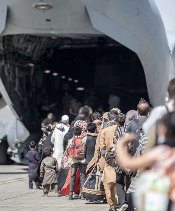 afghani in fuga dall aeroporto di kabul