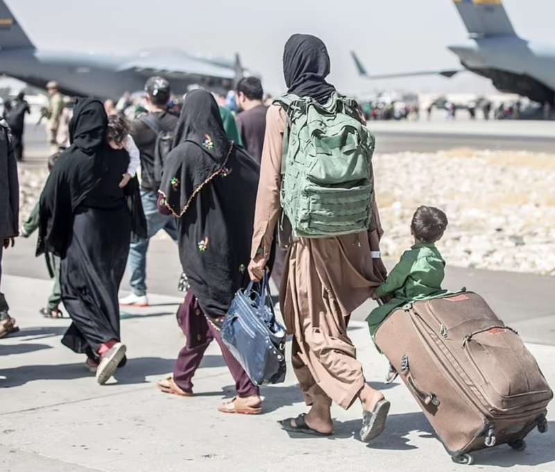 afghani in fuga dall aeroporto di kabul 2