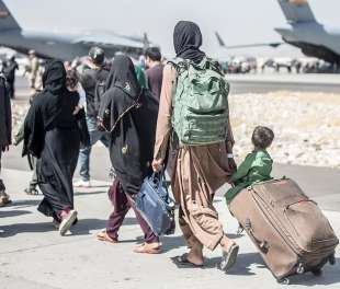 afghani in fuga dall aeroporto di kabul 2