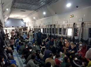 afghani in un aereo per fuggire da kabul