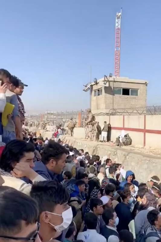 afghani provano a fuggire all aeroporto di kabul
