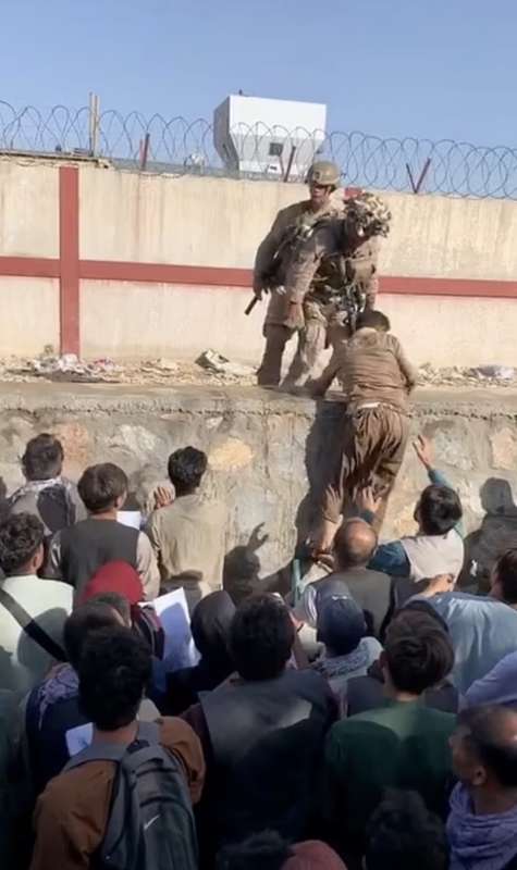 afghani provano a fuggire all aeroporto di kabul 2