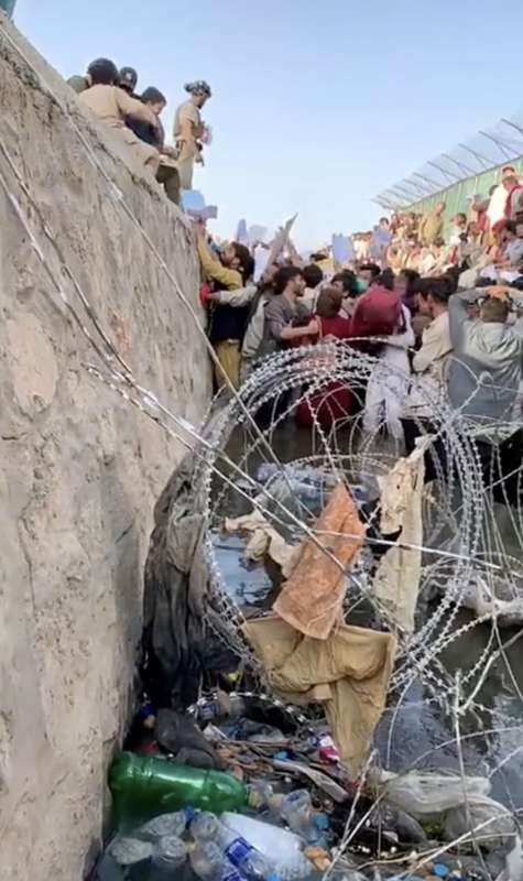 afghani provano a fuggire all aeroporto di kabul 3