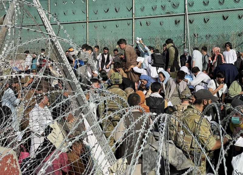 afghani provano a fuggire all aeroporto di kabul 4