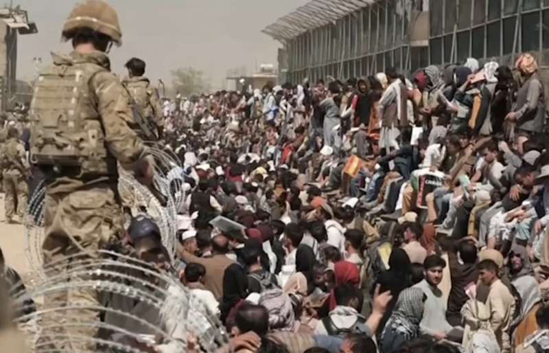 afghani provano a fuggire all aeroporto di kabul 5
