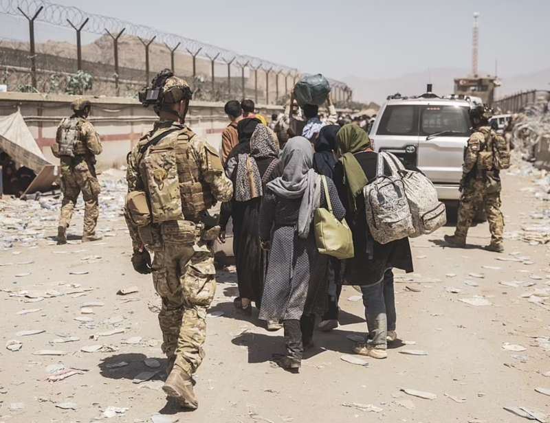afghani provano a fuggire all aeroporto di kabul 6