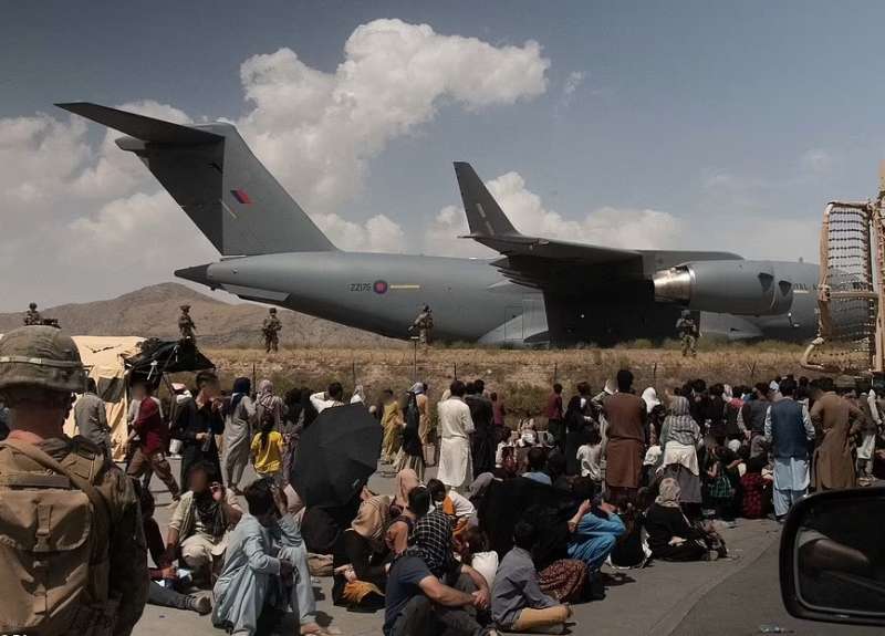afghanistan evacuazione di cittadini afghani all aeroporto di kabul