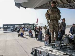 afghanistan evacuazione di cittadini afghani all aeroporto di kabul 2