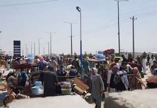 afghanistan evacuazione di cittadini afghani all aeroporto di kabul 4
