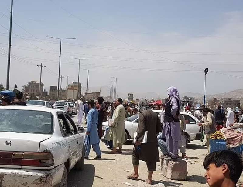 afghanistan evacuazione di cittadini afghani all aeroporto di kabul 5