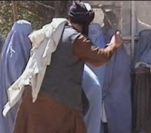 afghanistan talebani donne picchiate