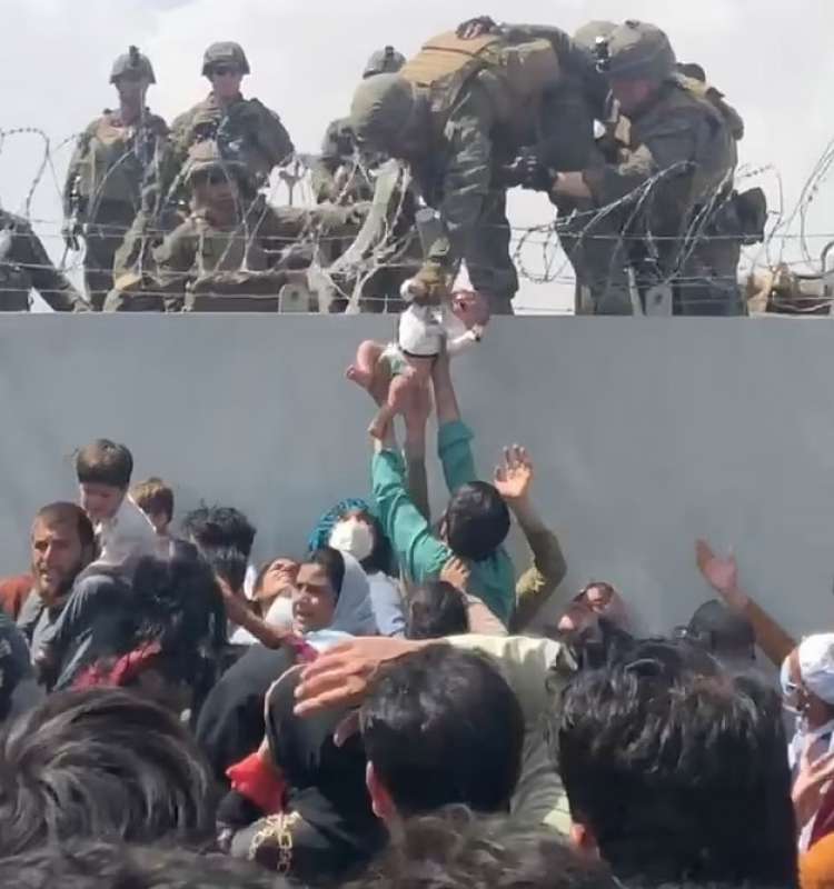 afghanistan un padre cerca di affidare il figlio ai militari
