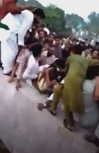 Aggressione a una donna in Pakistan