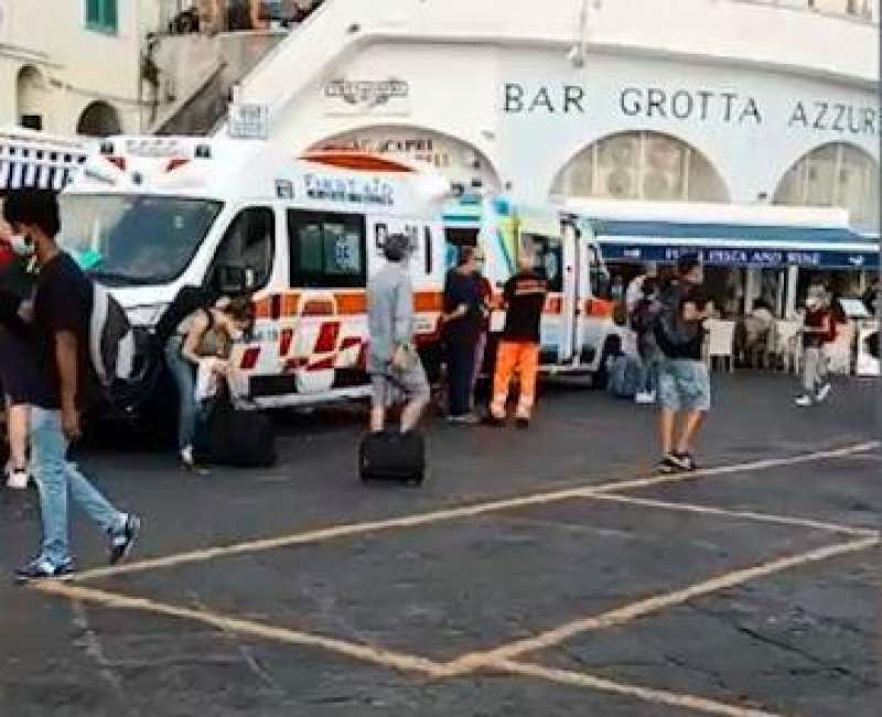 ambulanza taxi a capri 6