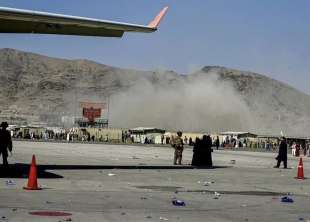 attentato suicida all aeroporto di kabul 3