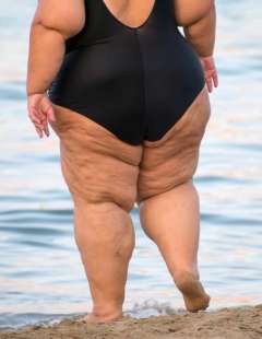 donna grassa in spiaggia 1