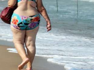 donna grassa in spiaggia