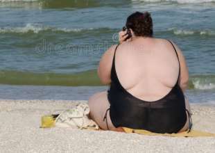 donna grassa in spiaggia 2