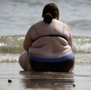 donna grassa in spiaggia 3