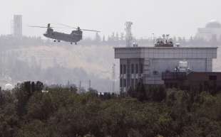 elicottero chinook evacua l ambasciata americana a kabul