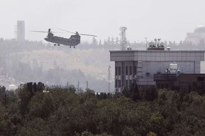 elicottero usa a kabul per l evacuazione dell ambasciata