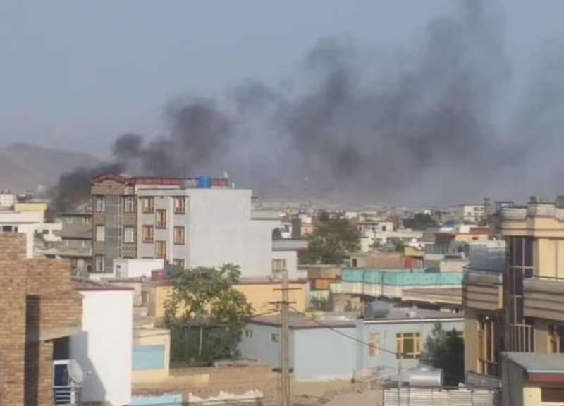 esplosione vicino all aeroporto di kabul