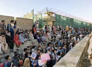 folla di afghani all aeroporto di kabul