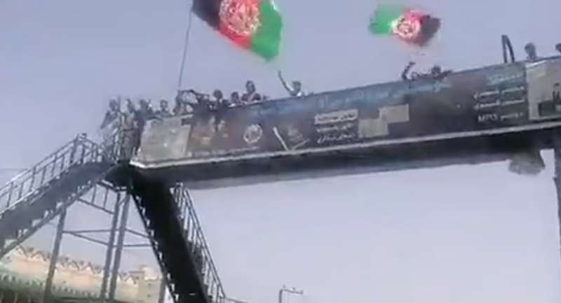 gli afghani difendolo la bandiera e i talebani sparano 1