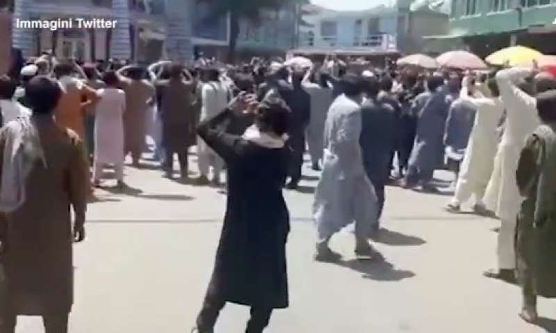 gli afghani difendolo la bandiera e i talebani sparano 3