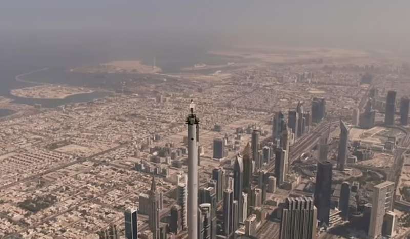 hostess in cima al burj khalifa di dubai spot emirates 1