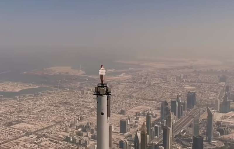 hostess in cima al burj khalifa di dubai spot emirates