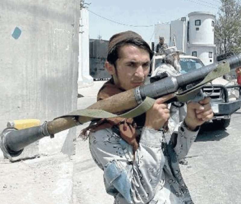 i talebani mostrano le armi