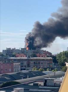 incendio grattacielo via antonini milano 1