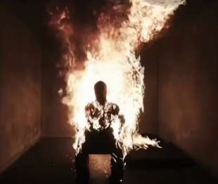 kanye west si da' fuoco durante il listening party dell'album 'donda' 1