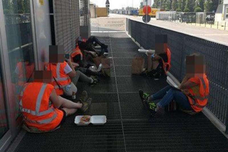 lavoratori ikea senza green pass consumano il pranzo in strada a piacenza