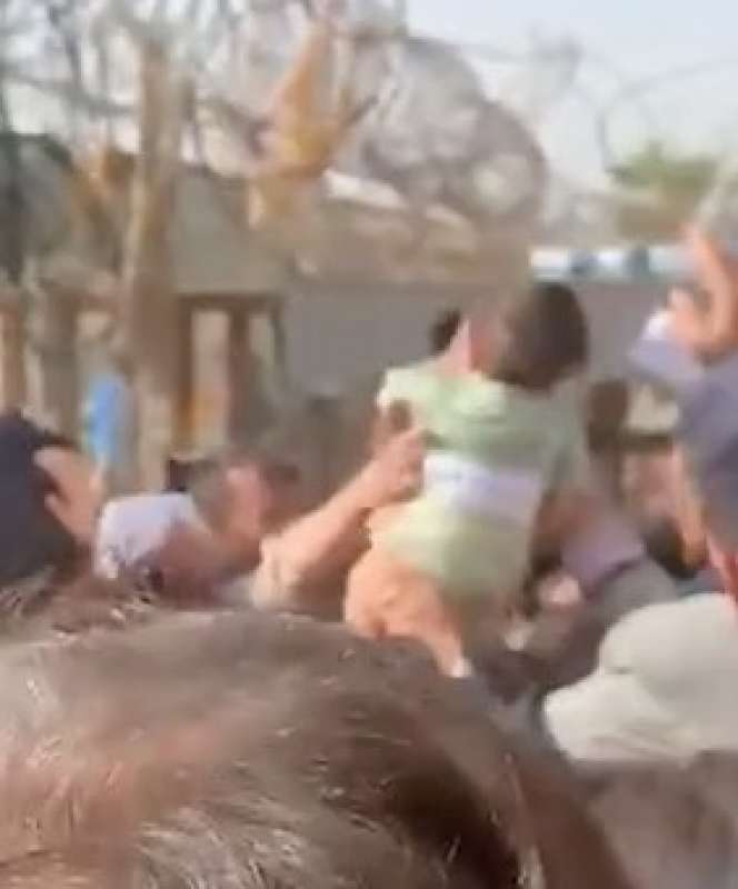 le mamme lanciano i figli oltre il filo spinato all'aeroporto di kabul 1
