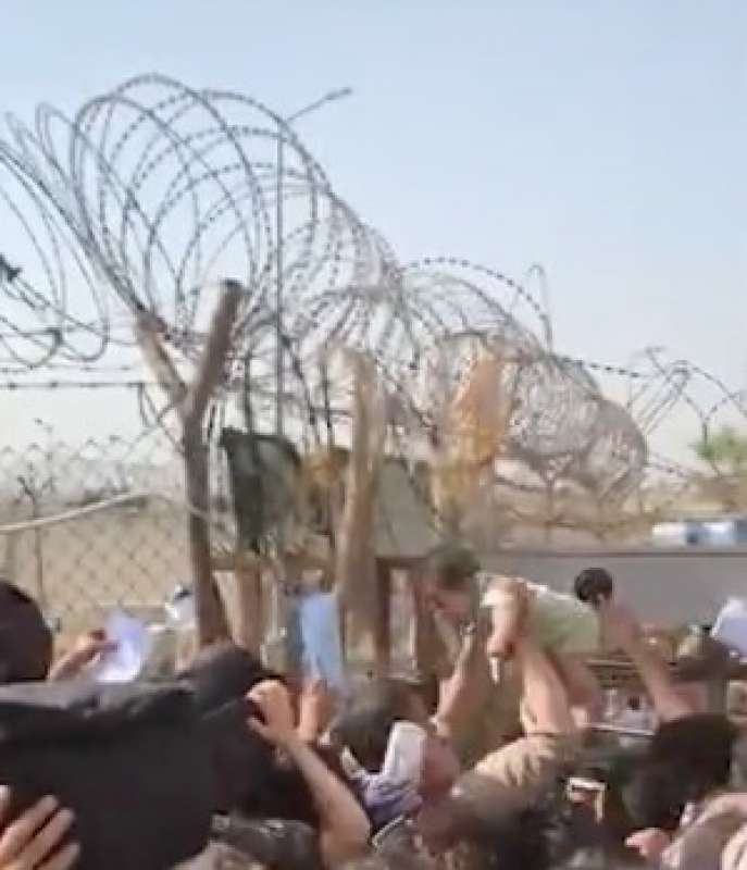 le mamme lanciano i figli oltre il filo spinato all'aeroporto di kabul 2