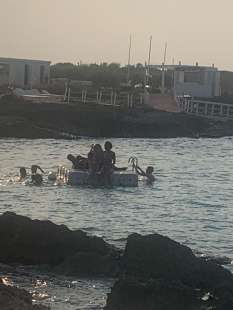 madonna con i figli fa il bagno sulla pedana della spiaggia di borgo egnazia 2