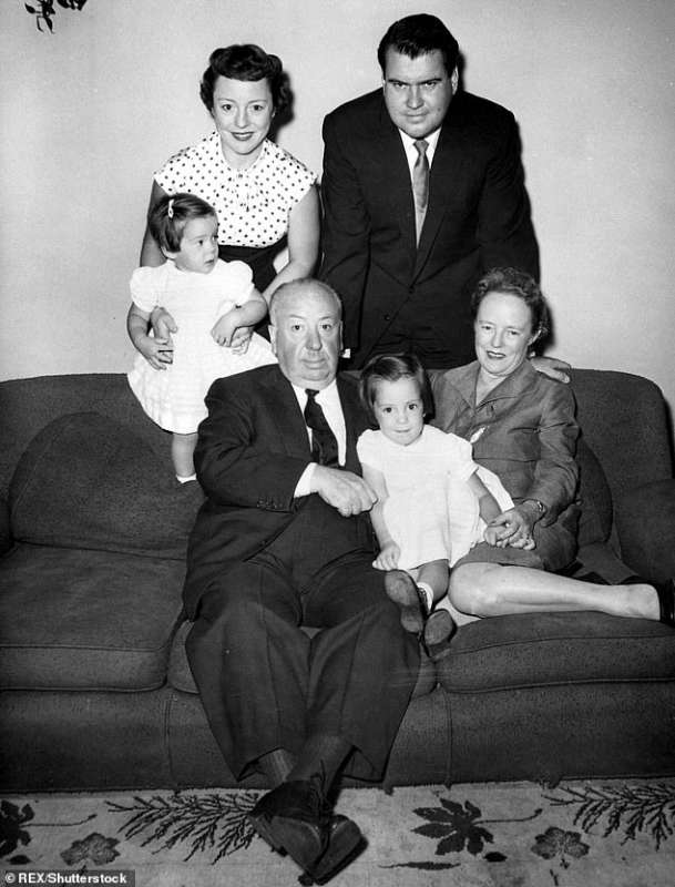 patricia hitchcock con il mario joseph o' connel jr nel 1952 insieme al padre alfred e alla madre alma