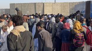 persone in attesa di fuggire all aeroporto di kabul 2