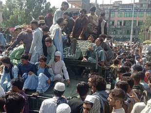 popolazione afghana festeggia i talebani