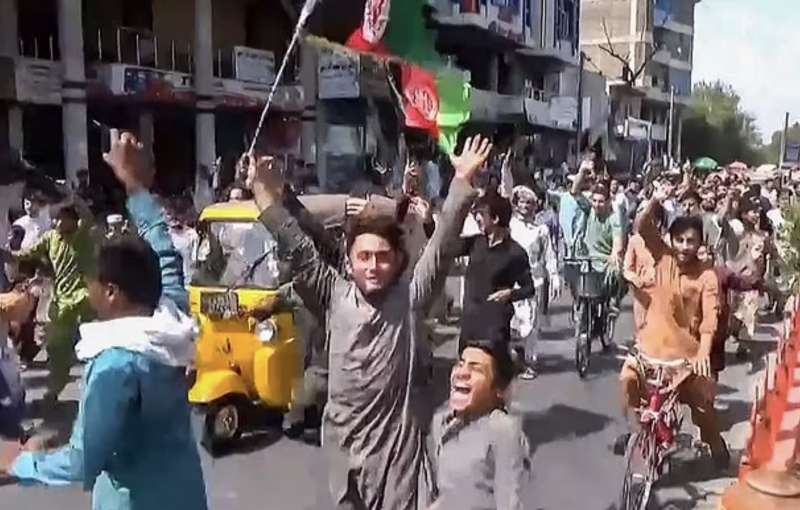 protesta contro i talebani a jalalabad 3