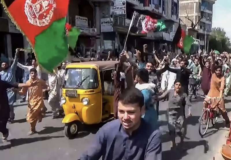 protesta contro i talebani a jalalabad 4
